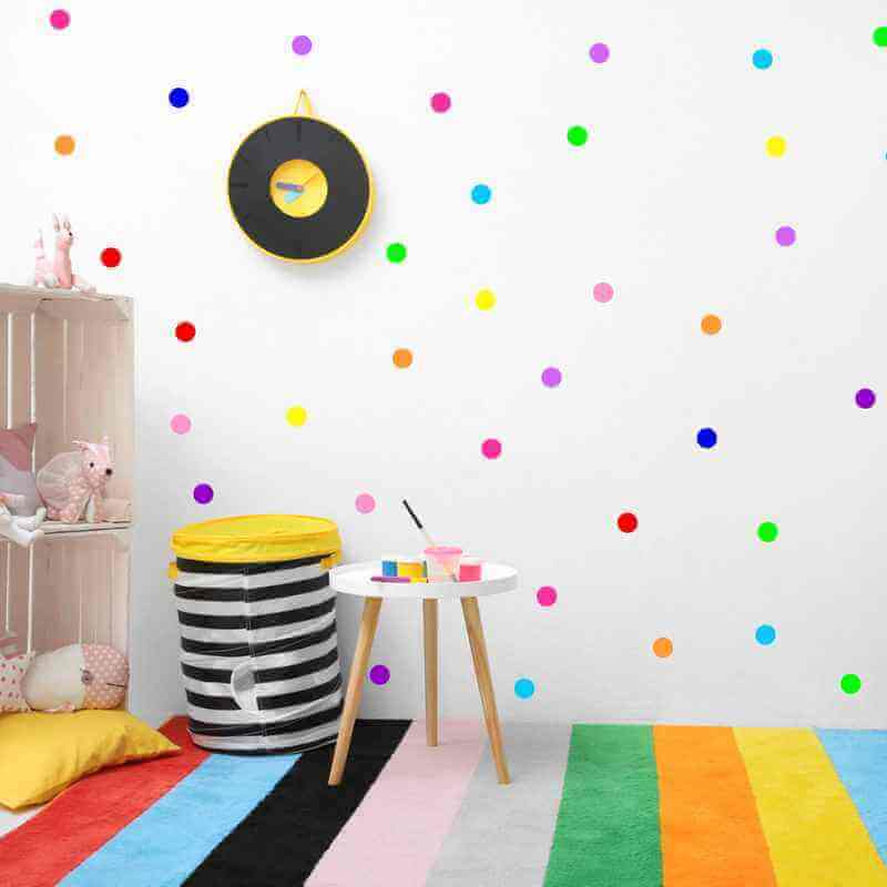 Cree una pared colorida con puntos en su hogar